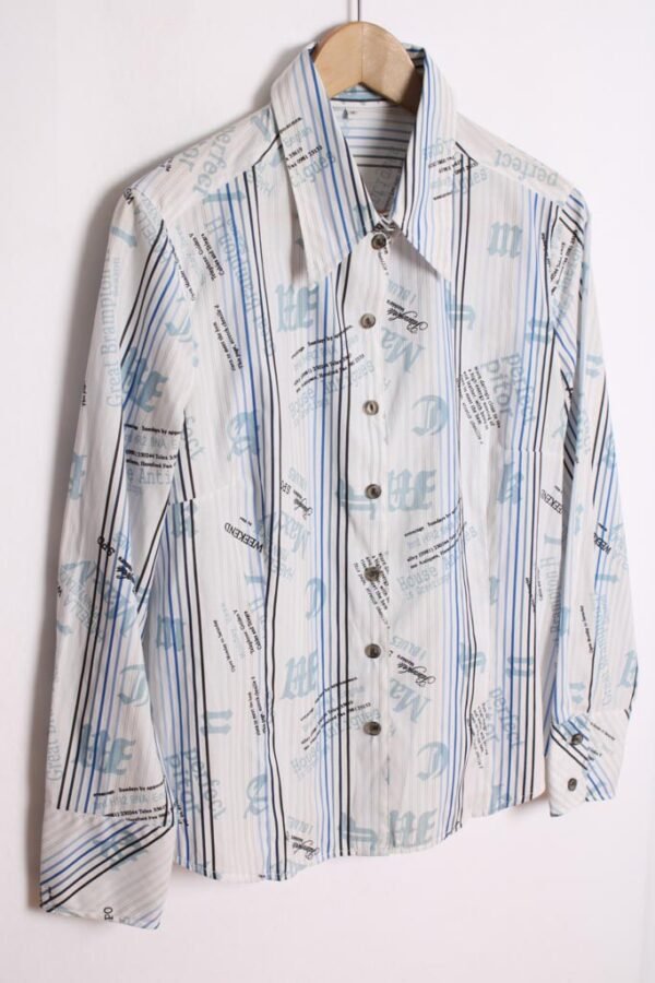 Camisa Blanca Vintage  Rayas Verticales y Letras "M"