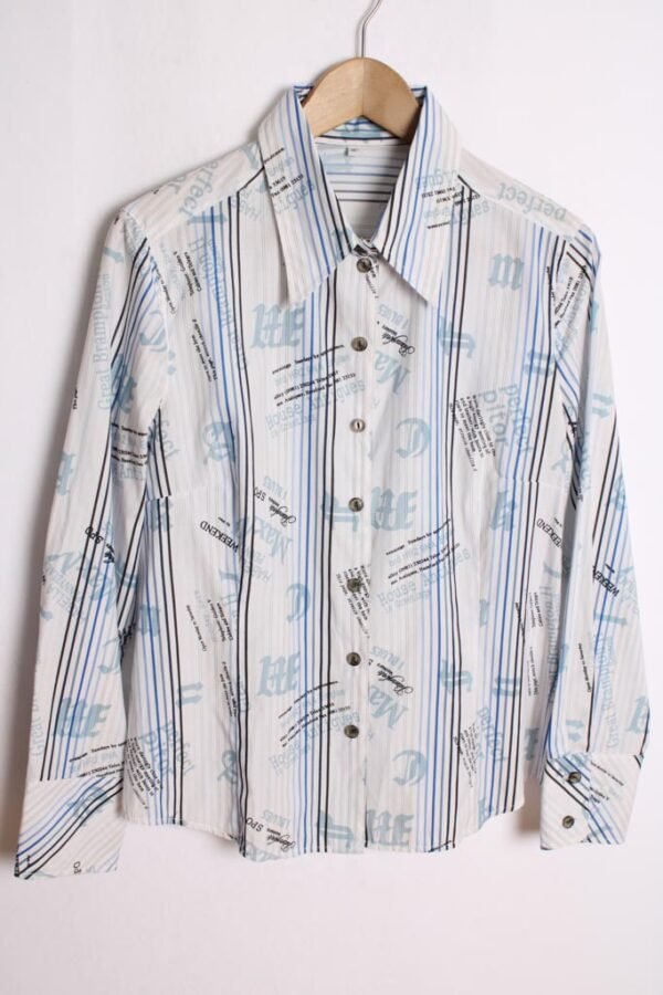 Camisa Blanca Vintage  Rayas Verticales y Letras "M"